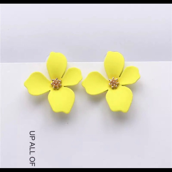 NEW 🌸 Delicate yellow petal flower earring - Picture 2 of 4